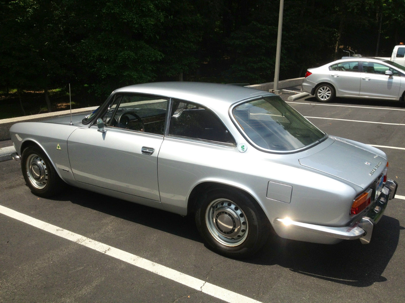 Illustration for article titled Sunday Drive: 1971 Alfa Romeo GTV